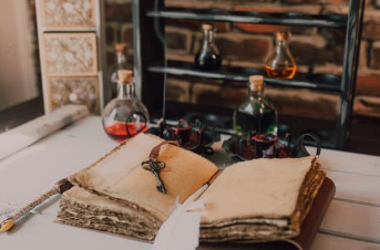 Grimoire sur une table dans une ambiance magie